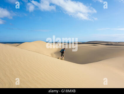 Percorso di formazione di runner per il deserto ultra maratona sulle dune marittime a Masplamoms su Gran Canaria Isole Canarie Spagna Foto Stock