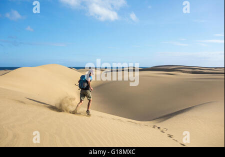 Percorso di formazione di runner per il deserto ultra maratona sulle dune marittime a Masplamoms su Gran Canaria Isole Canarie Spagna Foto Stock