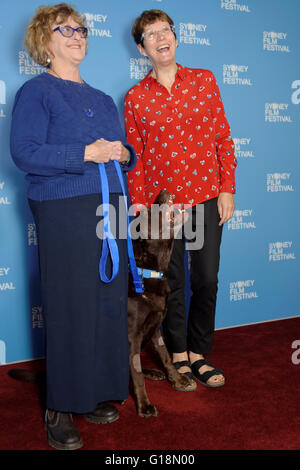 Australia. 11 Maggio, 2016. Il direttore Gillian Leahy e Baxter (Baxter e Me) con programmi Festival Manager, Jenny prossimo sul tappeto rosso al 63a Sidney Film Festival programma lancio ufficiale a casa doganale. Sydney Film Festival è uno dei più lunghi del mondo-esecuzione di festival della pellicola ed è un evento importante nel Nuovo Galles del Sud calendario culturale. Credito: Hugh Peterswald/Pacific Press/Alamy Live News Foto Stock