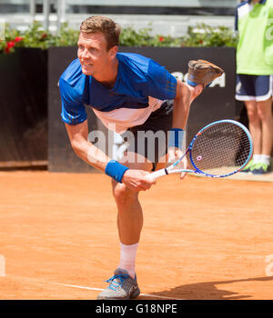 Roma, Italia. Il 10 maggio, 2016. Thomas Berdych sbattendo un ritorno ad Albert Ramos-Vinolas Foto Stock