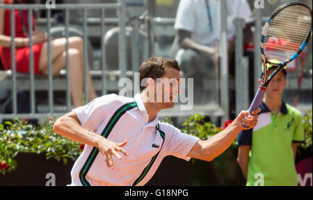 Roma, Italia. Il 10 maggio, 2016. Albert Ramos-Vinolas riceve la palla torna a Thomas Berdych, , roma, Italia, 10/05/16 Credit: stephen Bisgrove/Alamy Live News Foto Stock