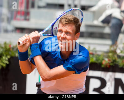 Roma, Italia. Il 10 maggio, 2016. Thomas Berdych segue il suo colpo di Albert Ramos-Vinolas, , roma, Italia, 10/05/16 Foto Stock