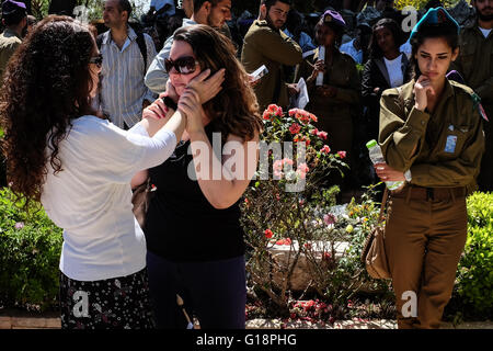 Gerusalemme, Israele. 11 Maggio, 2016. Famiglie, amici e camerati in armi pay rispetta e piangono i caduti presso il monte Herzl Cimitero Militare durante Yom Hazikaron Memorial Day. Questo giorno memoriale commemora 23,477 soldati caduti e le donne e 2,576 vittime del terrore. Credito: Nir Alon/Alamy Live News Foto Stock