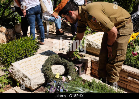 Gerusalemme, Israele. 11 Maggio, 2016. Famiglie, amici e camerati in armi pay rispetta e piangono i caduti presso il monte Herzl Cimitero Militare durante Yom Hazikaron Memorial Day. Questo giorno memoriale commemora 23,477 soldati caduti e le donne e 2,576 vittime del terrore. Credito: Nir Alon/Alamy Live News Foto Stock