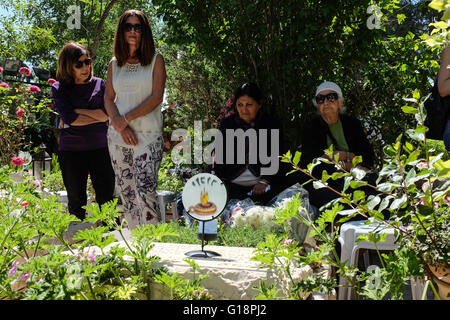 Gerusalemme, Israele. 11 Maggio, 2016. Famiglie, amici e camerati in armi pay rispetta e piangono i caduti presso il monte Herzl Cimitero Militare durante Yom Hazikaron Memorial Day. Questo giorno memoriale commemora 23,477 soldati caduti e le donne e 2,576 vittime del terrore. Credito: Nir Alon/Alamy Live News Foto Stock