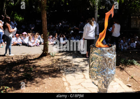 Gerusalemme, Israele. 11 Maggio, 2016. Una fiamma brucia in un quartiere cerimonia commemorativa sul Yom Hazikaron Memorial Day. Questo giorno memoriale commemora 23,477 soldati caduti e le donne e 2,576 vittime del terrore. Credito: Nir Alon/Alamy Live News Foto Stock