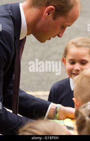 Oxford, Regno Unito 11 maggio 2016. S.a.r. il principe William apre il recentemente rinnovato nella libreria di Oxford. Credito: Pete Lusabia/Alamy Live News Foto Stock