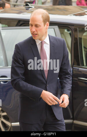 Oxford, Regno Unito 11 maggio 2016. S.a.r. il principe William apre il recentemente rinnovato nella libreria di Oxford. Credito: Pete Lusabia/Alamy Live News Foto Stock