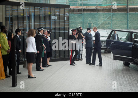 Blavatnik Scuola di governo, Oxford, UK. 11 maggio 2016. Il Duca di Cambridge, il principe William, rende una visita ufficiale per la nuova costruzione della scuola. Credito: Andrew Walmsley/Alamy Live News Foto Stock