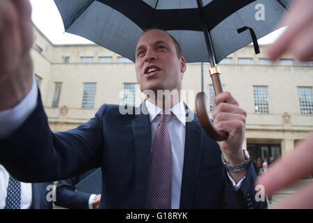 Oxford, Regno Unito 11 maggio 2016. S.a.r. il principe William apre il recentemente rinnovato nella libreria di Oxford. Pete credito Lusabia/ Alamy Live News Foto Stock