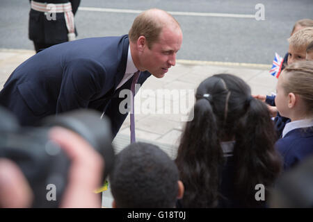 Oxford, Regno Unito 11 maggio 2016. S.a.r. il principe William apre il recentemente rinnovato nella libreria di Oxford. Pete credito Lusabia/ Alamy Live News Foto Stock