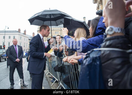 Oxford, Regno Unito 11 maggio 2016. S.a.r. il principe William apre il recentemente rinnovato nella libreria di Oxford. Pete credito Lusabia/ Alamy Live News Foto Stock