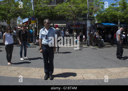 Gerusalemme, Israele, Israele. 11 Maggio, 2016. La gente si vede in piedi di Nachlat Binyamin street, Tel Aviv, durante il giorno memoriale della sirena. © Danielle Shitrit/ZUMA filo/Alamy Live News Foto Stock