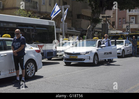 Gerusalemme, Israele, Israele. 11 Maggio, 2016. La gente si vede in piedi di Nachlat Binyamin street, Tel Aviv, durante il giorno memoriale della sirena. © Danielle Shitrit/ZUMA filo/Alamy Live News Foto Stock