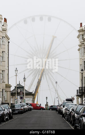 Brighton, Regno Unito. 11 maggio 2016. La ruota di Brighton, a 45m di diametro ruota panoramica Ferris attrazione sul lungomare di Brighton, ha chiuso in modo permanente ed è in fase di smantellamento dopo quasi 5 anni di servizio. La ruota di operatore, Attrazioni Paramount ha cercato di estendere il loro temporaneo il permesso di pianificazione per altri cinque anni, ma è stato rifiutato da Brighton & Hove consiglio. Si tratta di chiusura Domenica 8 Maggio è di rendere il titolo per il nuovo i360 torre che aprirà quest'estate. Credito: Francesca Moore/Alamy Live News Foto Stock