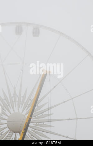 Brighton, Regno Unito. 11 maggio 2016. La ruota di Brighton, a 45m di diametro ruota panoramica Ferris attrazione sul lungomare di Brighton, ha chiuso in modo permanente ed è in fase di smantellamento dopo quasi 5 anni di servizio. La ruota di operatore, Attrazioni Paramount ha cercato di estendere il loro temporaneo il permesso di pianificazione per altri cinque anni, ma è stato rifiutato da Brighton & Hove consiglio. Si tratta di chiusura Domenica 8 Maggio è di rendere il titolo per il nuovo i360 torre che aprirà quest'estate. Credito: Francesca Moore/Alamy Live News Foto Stock