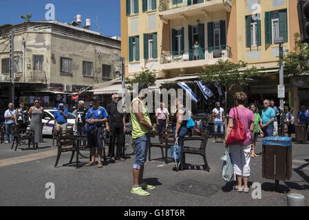 Gerusalemme, Israele, Israele. 11 Maggio, 2016. La gente si vede in piedi di Nachlat Binyamin street, Tel Aviv, durante il giorno memoriale della sirena. © Danielle Shitrit/ZUMA filo/Alamy Live News Foto Stock