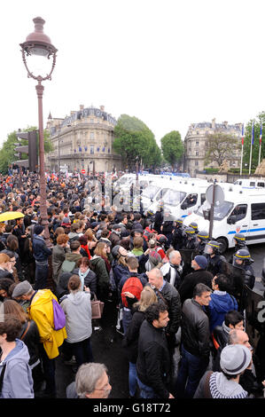 Parigi, Francia. Il 10 maggio, 2016. Dimostrazione di fronte all Assemblea Nazionale francese a seguito dell'uso dal governo francese del 49,3 articolo di adottare il "lavoro diritto' senza alcun voto dai deputati. - Laurent Paillier / Le Pictorium/ Alamy Live News Foto Stock