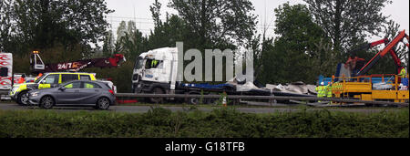 Reading, Berkshire, Regno Unito. 11 maggio 2016. Autista ucciso come autocarro smashes attraverso la centrale di prenotazione un 49-anno-vecchio camionista è morto dopo il suo veicolo capovolto sulla M4 nei pressi di lettura il mercoledì mattina. La polizia ha chiuso l'autostrada in direzione est tra svincolo 13 e 11 e due corsie sono state chiuse sul lato ovest della carreggiata. Le chiusure verso est hanno causato sette miglia di fare code. Il camion che si è schiantato a appena prima del 5am questa mattina, sembra aver colpito la centrale di prenotazione e ribaltato. È stata avviata un'indagine. Credito: uknip/Alamy Live News Foto Stock