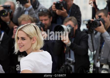 Cannes, Francia. 11 Maggio, 2016. L'attrice Kristen Stewart frequenta un photocall per il film "Cafe Society' durante la 69a Cannes Film Festival di Cannes, Francia, il 11 maggio 2016. Credito: Jin Yu/Xinhua/Alamy Live News Foto Stock