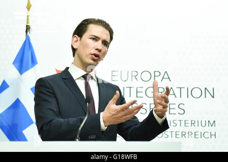 Vienna. 11 Maggio, 2016. Il Ministro degli esteri austriaco Sebastian Kurz affronta i supporti dopo un incontro con il Ministro degli Affari esteri greco Nikos Kotzias a Vienna, Austria, Maggio, 11, 2016. Credito: Qian Yi/Xinhua/Alamy Live News Foto Stock