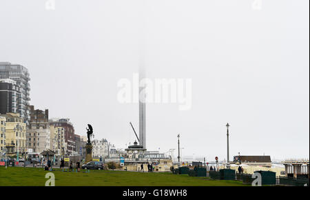 Brighton Regno Unito 11 maggio 2016 - Il British Airways i360 torre di osservazione sul lungomare di Brighton è avvolta nella nebbia questo pomeriggio . La 531 piedi alto i360 sarà il primo al mondo per cavi verticale e per auto più alte del mondo in movimento torre di osservazione ed è a causa di aprire questa estate Credit: Simon Dack/Alamy Live News Foto Stock