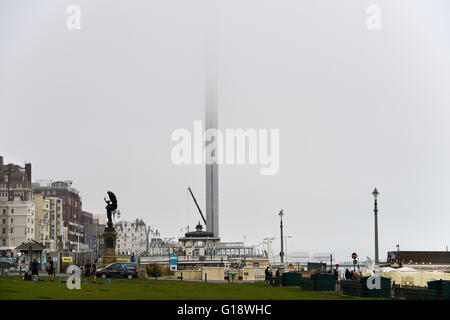 Brighton Regno Unito 11 maggio 2016 - Il British Airways i360 torre di osservazione sul lungomare di Brighton è avvolta nella nebbia questo pomeriggio . La 531 piedi alto i360 sarà il primo al mondo per cavi verticale e per auto più alte del mondo in movimento torre di osservazione ed è a causa di aprire questa estate Credit: Simon Dack/Alamy Live News Foto Stock