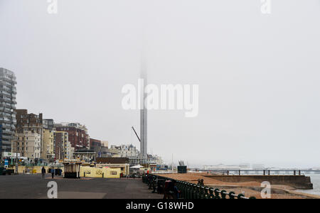 Brighton Regno Unito 11 maggio 2016 - Il British Airways i360 torre di osservazione sul lungomare di Brighton è avvolta nella nebbia questo pomeriggio . La 531 piedi alto i360 sarà il primo al mondo per cavi verticale e per auto più alte del mondo in movimento torre di osservazione ed è a causa di aprire questa estate Credit: Simon Dack/Alamy Live News Foto Stock