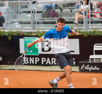 Roma, Italia. 11 Maggio, 2016. Dominic Thiem dell'Austria la riproduzione di Joao Sousa dal Portogallo alla BNL Tennis Internazionali, Foro Italico, Foto Stock