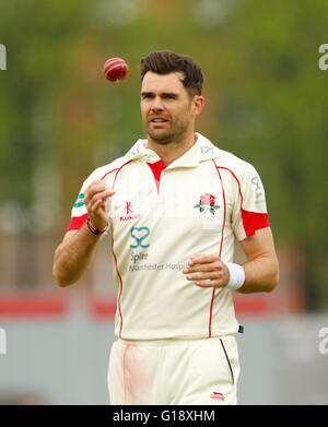 11.05.2016. Old Trafford, Manchester, Inghilterra. Supersavers County Cricket campionato. Lancashire versus Hampshire. Lancashire e Inghilterra fast bowler James Anderson. Foto Stock