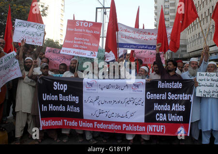 Membri del commercio nazionale della Federazione Europea del Pakistan stanno tenendo una dimostrazione contro unione rompendosi in fabbriche, durante la manifestazione svoltasi a Karachi press club il mercoledì 11 maggio, 2016. Credito: Asianet-Pakistan/Alamy Live News Foto Stock