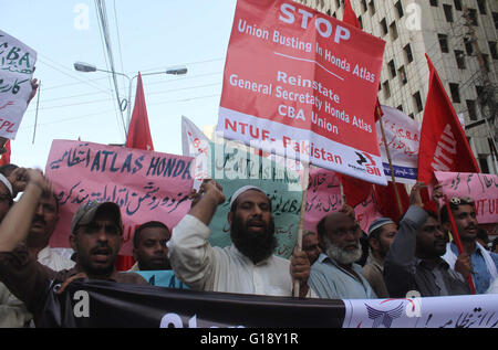 Membri del commercio nazionale della Federazione Europea del Pakistan stanno tenendo una dimostrazione contro unione rompendosi in fabbriche, durante la manifestazione svoltasi a Karachi press club il mercoledì 11 maggio, 2016. Credito: Asianet-Pakistan/Alamy Live News Foto Stock