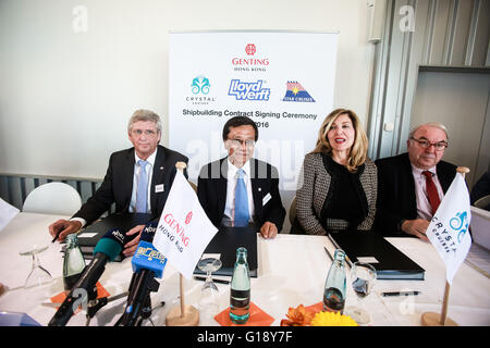 Wismar in Germania. Il 10 maggio, 2016. Tan Sri Lim Kok Thay (2 L), presidente di Genting Hong Kong e Rudiger Pallentin (1L), il Managing Director di Lloyd Werft Gruppo, assistere ad una cerimonia di firma a Wismar, Germania, il 10 maggio 2016. Una nave costruendo un contratto del valore di 3,5 miliardi di euro (circa 3,9 miliardi di dollari) tra Hong Kong-basato Genting Hong Kong e il tedesco Lloyd Werft gruppo è stato firmato qui Martedì, portando con sé la prospettiva di rivitalizzare l'industria locale e la creazione di migliaia di posti di lavoro in Germania il cantiere dell'azienda. © Zhang ventola/Xinhua/Alamy Live News Foto Stock