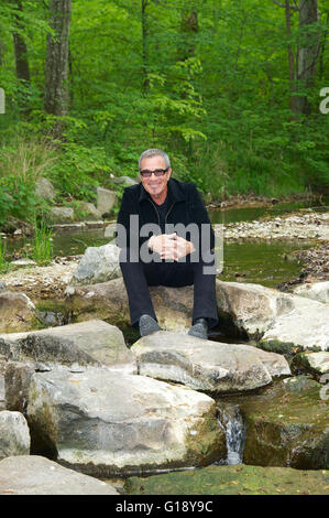 Seeshaupt, Germania. Il 10 maggio, 2016. dpa esclusivo - Tico Torres, batterista di Bon Jovi, siede tra rocce dopo una presentazione del suo "Rock Star Baby' collezione di moda al Lupaco Concept Store in Seeshaupt, Germania, 10 maggio 2016. Foto: Ursula Dueren/dpa/Alamy Live News Foto Stock