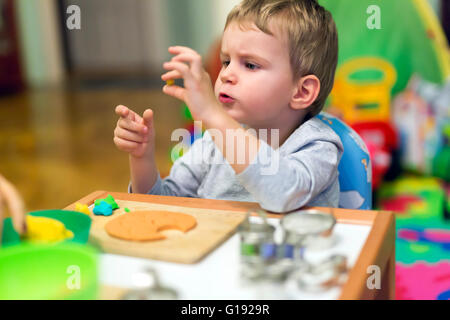 Little Boy essere creativi con la pasta Foto Stock