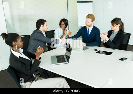 Affare fatto tra due imprenditori in un ufficio pulito ambiente seguita da un applauso Foto Stock