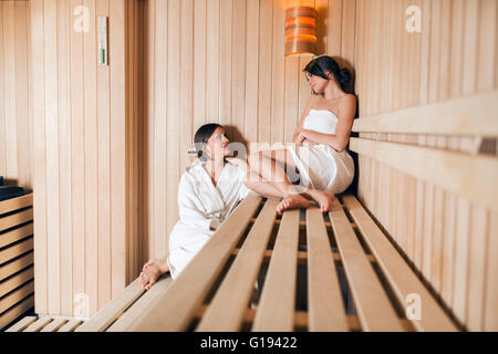 Due montare e belle donne rilassante in una sauna Foto Stock