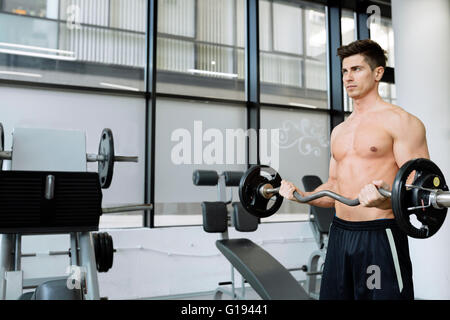 Uomo muscolare bodybuilding in palestra, sollevamento pesi Foto Stock