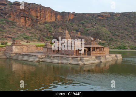 Vista del tempio 1, Bootnatha o Bhutanatha tempio complesso e Agastya lago, Badami, Karnataka, India Foto Stock