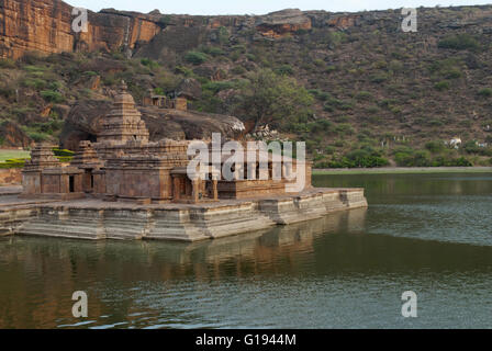 Vista del tempio 1, Bootnatha o Bhutanatha tempio complesso e Agastya lago, Badami, Karnataka, India Foto Stock