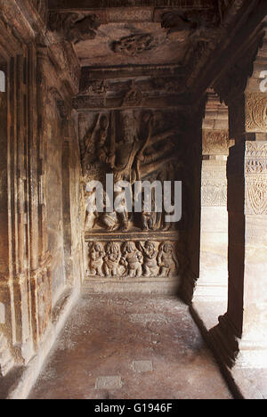 Grotta 2: una scultura raffigurante Vishnu come Trivikrama, Badami Grotte, Karnataka, India. Interno destro della parete laterale. Foto Stock