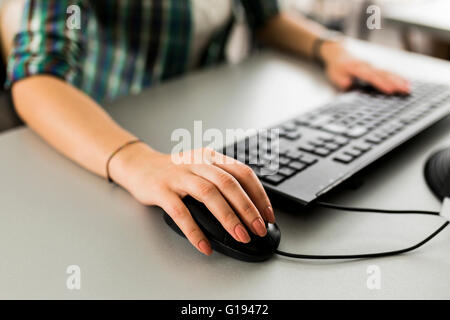 In prossimità di una donna utilizzando una tastiera e un mouse Foto Stock