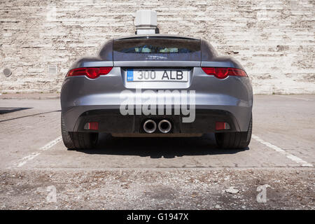 Tallinn, Estonia - 2 Maggio 2016: Grigio Jaguar F-Type coupe, in vista posteriore Due posti auto sportive, basato su una piattaforma della XK converti Foto Stock