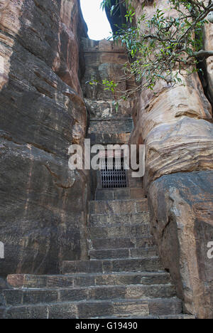 Tempio sconosciuto tra cave 2 e Grotta 3, Badami Grotte, Karnataka, India Foto Stock