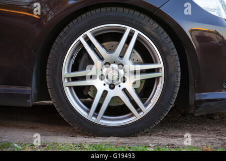 Imatra, Finlandia - 8 Maggio 2016: primo piano della ruota vettura progettata da AMG con Mercedes Benz logotipo Foto Stock