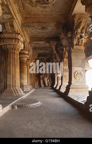 Grotta 3 : figura scolpita di Vishnu come Narasimha (metà umana e metà Lion). Staffe di fissaggio dei pilastri, ad eccezione di uno, presenta intagli di Foto Stock