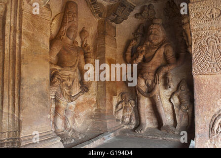 Grotta 3 : figura scolpita di Vishnu come Narasimha (metà umana e metà lion) sulla destra e Harihara (una sincretica scultura di Vishnu Foto Stock