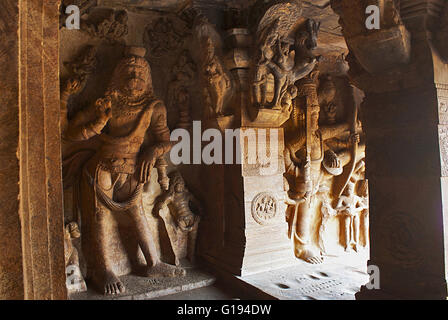 Grotta 3 : figura scolpita di Vishnu come Narasimha (metà umana e metà lion) sulla sinistra e Trivikrama sulla destra. Le grotte di Badami, Kar Foto Stock