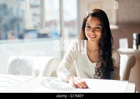 Ritratto di un felice bella bruna Foto Stock