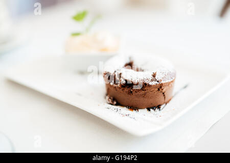 Soufflé di bello e gelato alla vaniglia servito nel ristorante Foto Stock